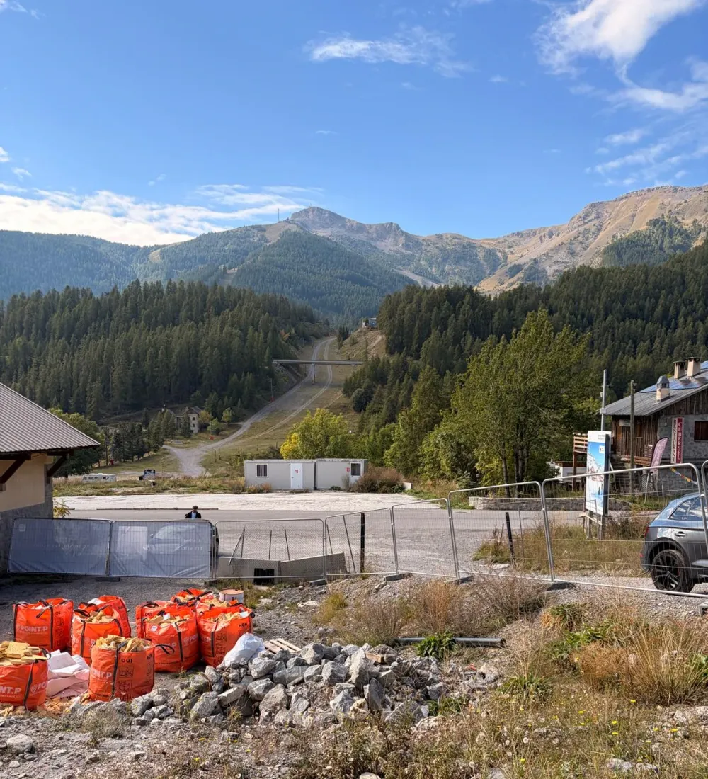 Les montagnes et les sapins autour du chantier d’Auron