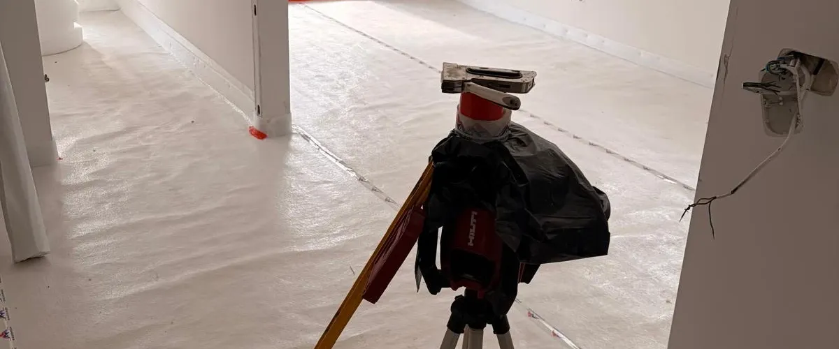 Instrument sur trépied sur le sol recouvert — chantier à Auron