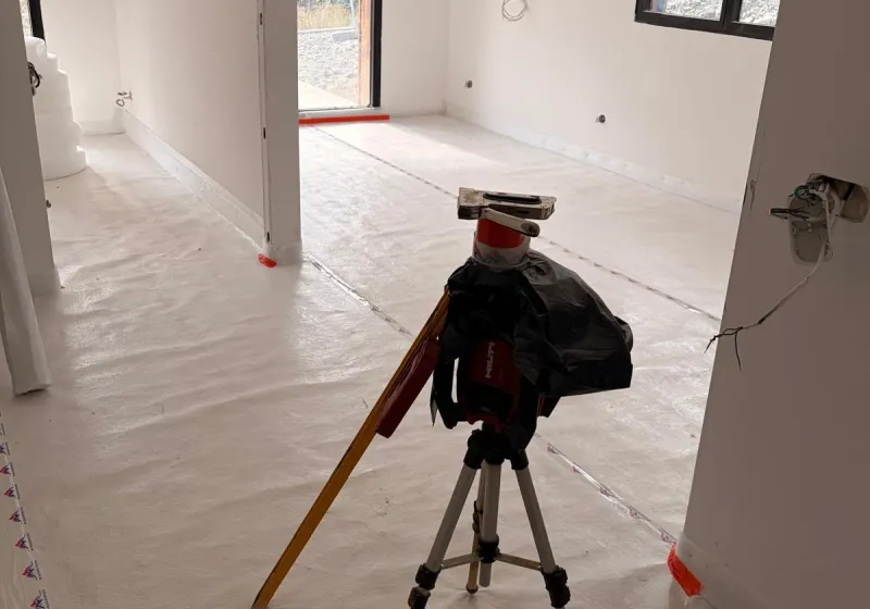 Instrument sur trépied sur le sol recouvert — chantier à Auron