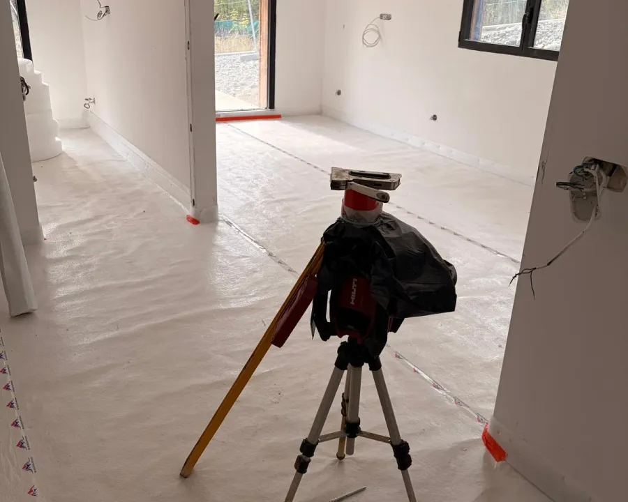 Instrument sur trépied sur le sol recouvert — chantier à Auron