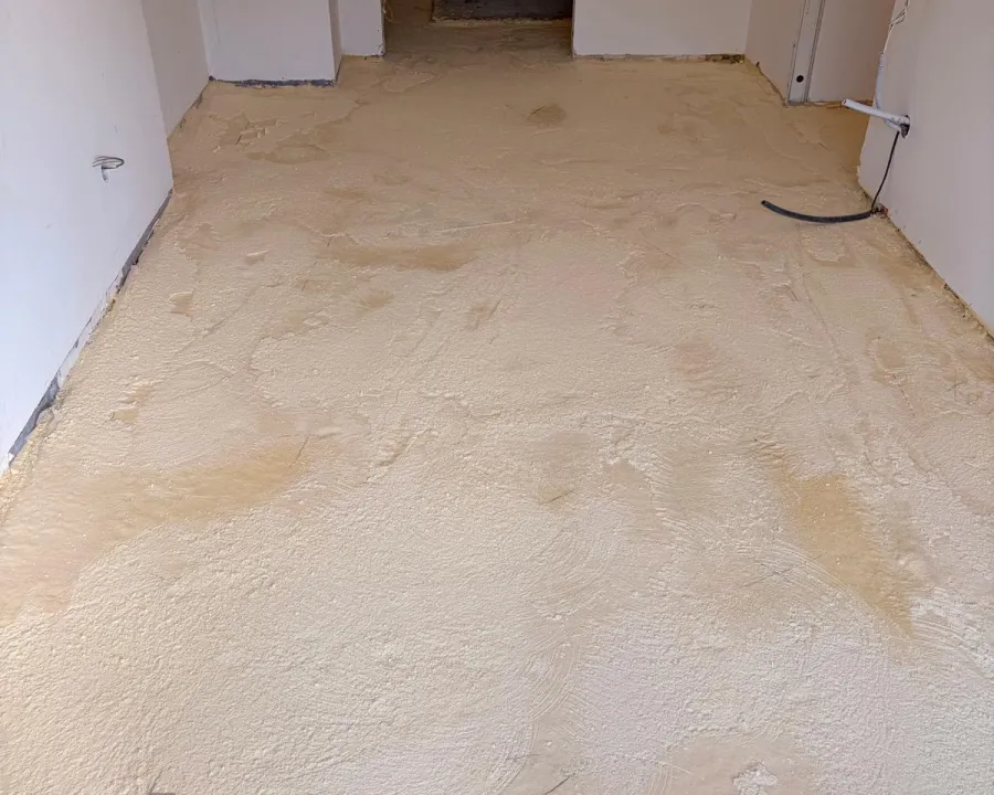 Sol isolé devant un passage intérieur — chantier à Auron
