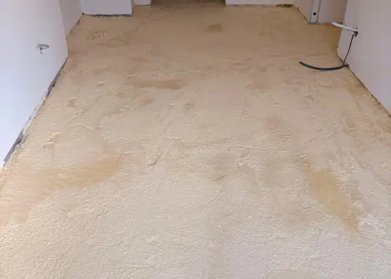 Sol isolé devant un passage intérieur — chantier à Auron