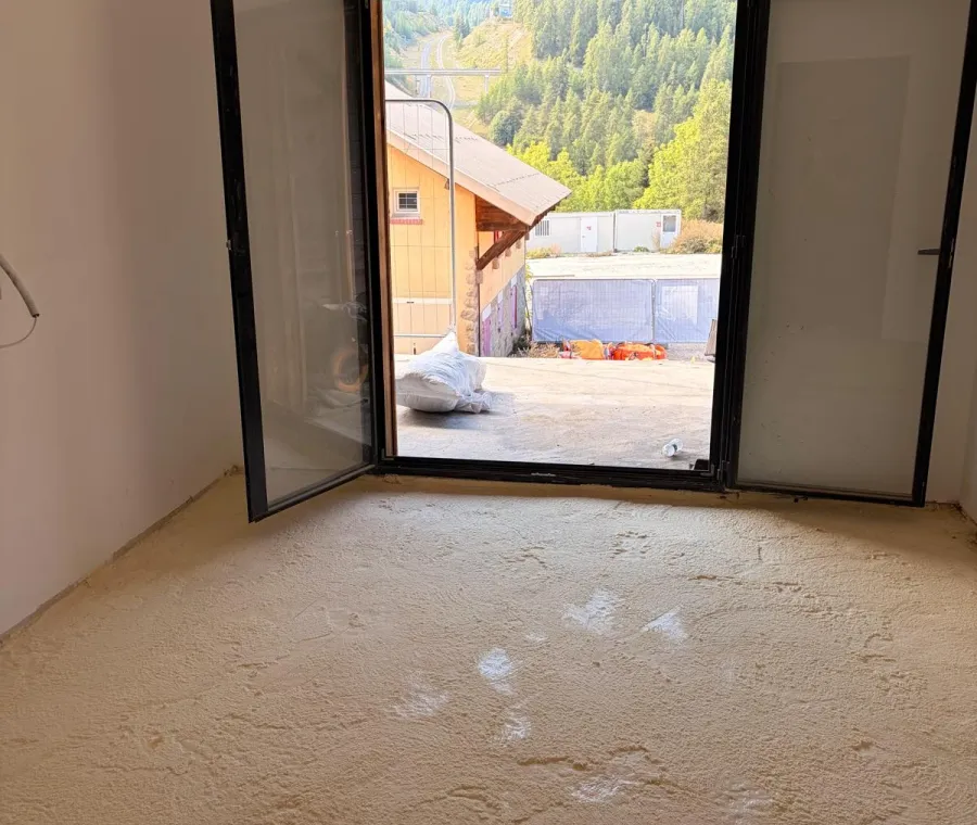 Sol isolé devant une baie ouverte sur la montagne, sur un chantier à Auron