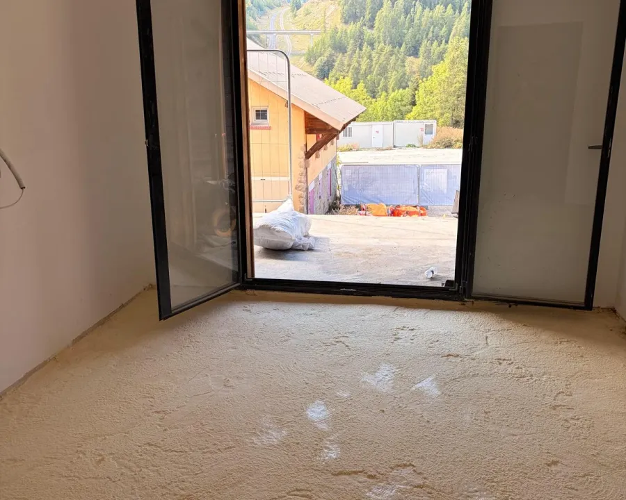 Sol isolé devant une baie ouverte sur la montagne — chantier à Auron