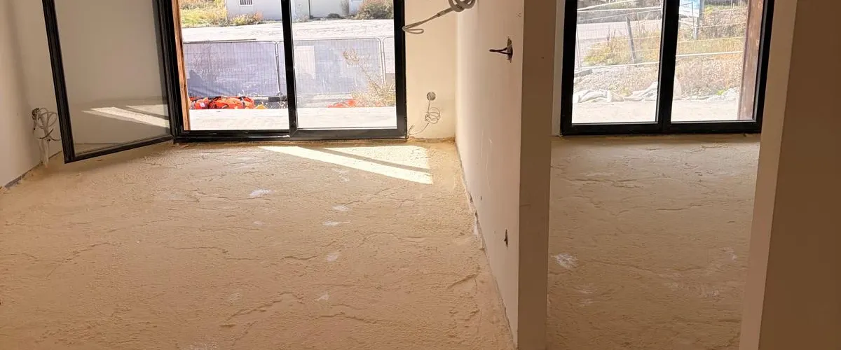 Sol isolé dans une pièce à plusieurs fenêtres — chantier à Auron