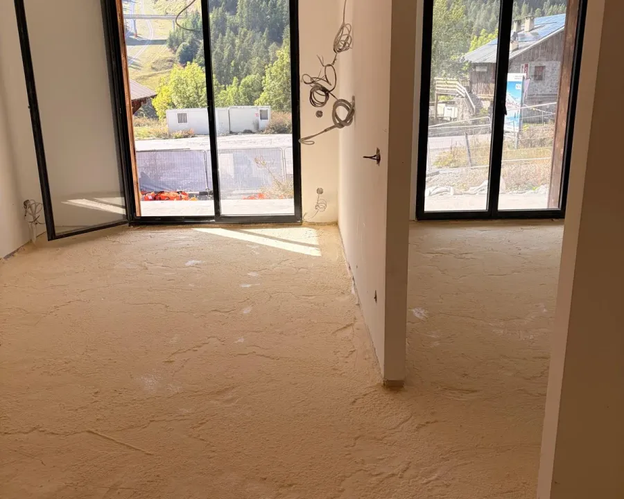 Sol isolé dans une pièce à plusieurs fenêtres — chantier à Auron