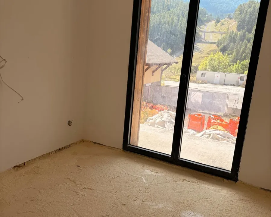 Sol isolé près d’une fenêtre — chantier à Auron