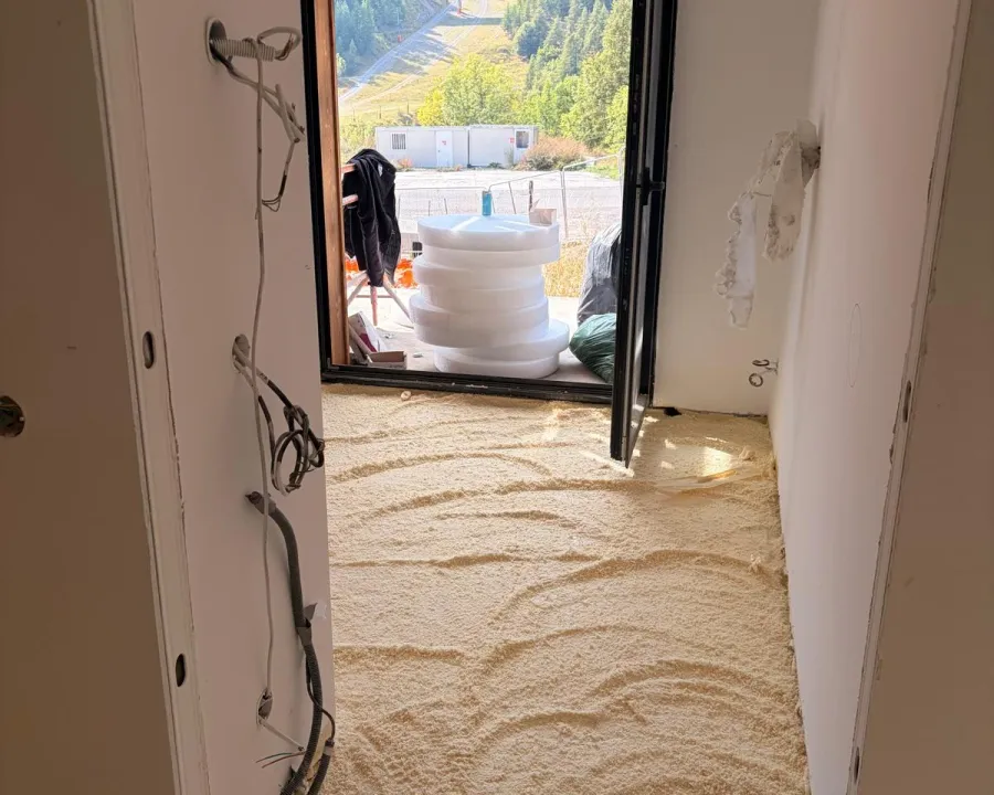 Sol isolé dans un passage vers le balcon — chantier à Auron