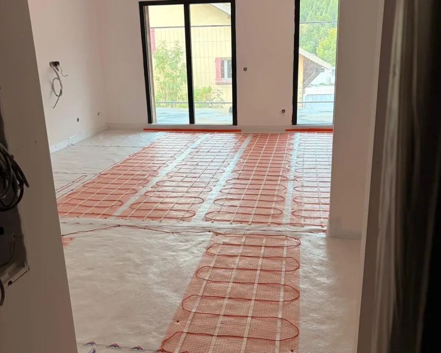 Réseau de tubes visible sur le sol — chantier à Auron
