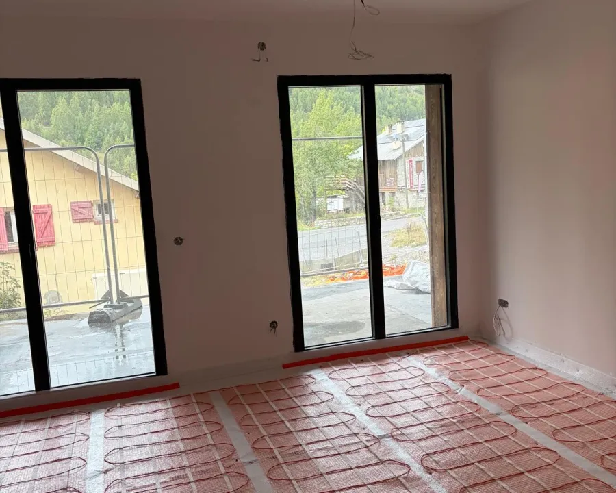 Vue complémentaire du réseau de tubes — chantier à Auron