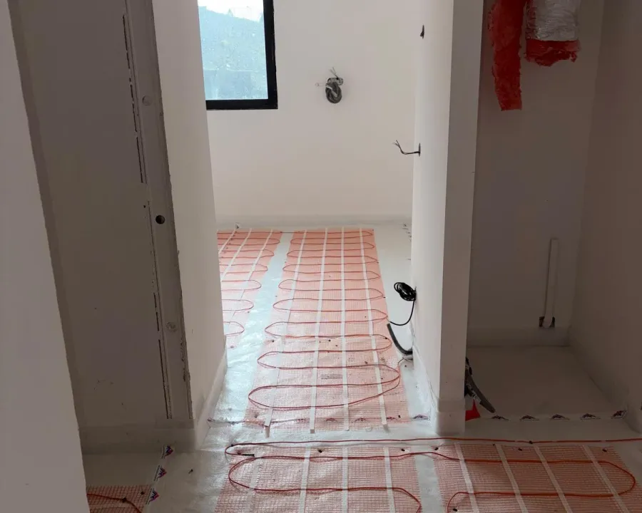 Réseau de tubes dans un passage — chantier à Auron