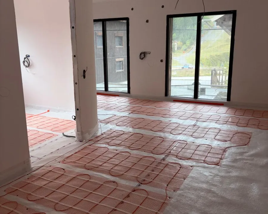 Réseau de tubes dans une pièce — chantier à Auron