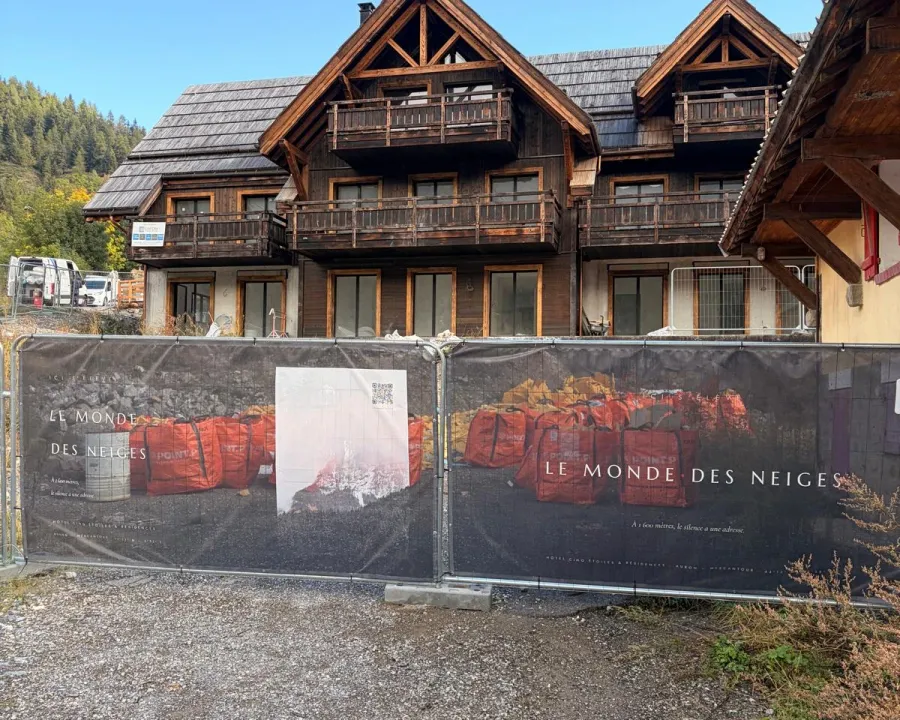Vue extérieure de la résidence en travaux — chantier à Auron