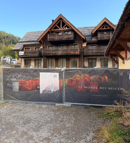 Vue extérieure de la résidence en travaux — chantier à Auron