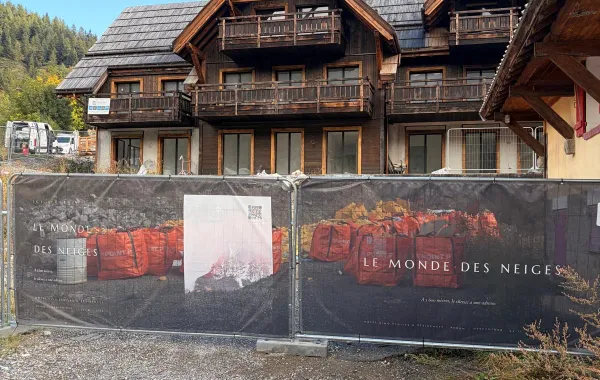 Vue extérieure de la résidence en travaux — chantier à Auron