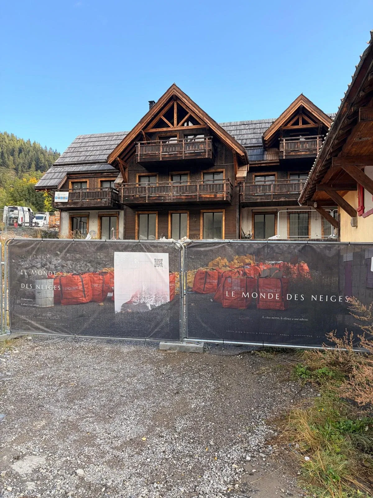 Vue extérieure de la résidence en travaux — chantier à Auron