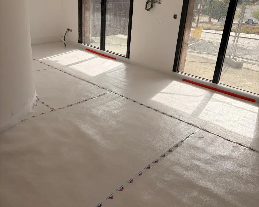 Sol recouvert d’une sous-couche près du balcon — chantier à Auron