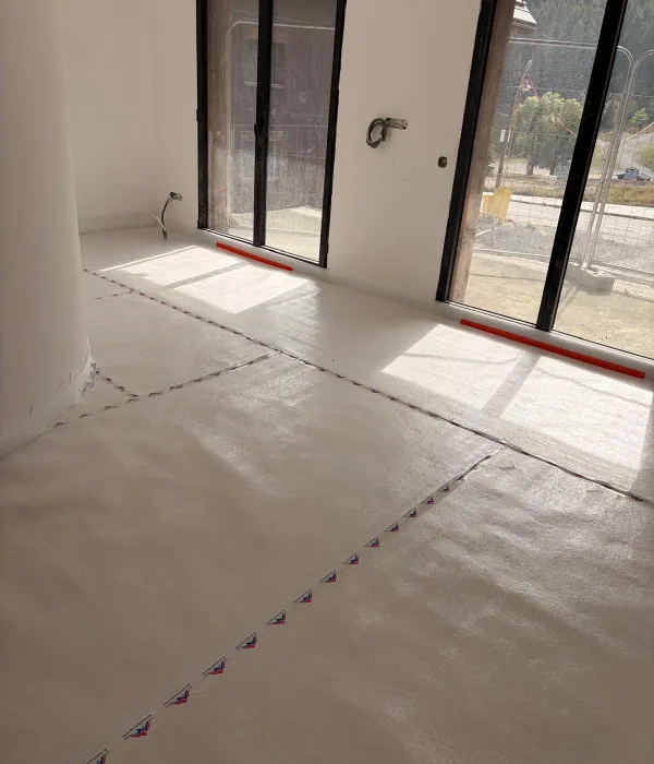 Sol recouvert d’une sous-couche près du balcon — chantier à Auron