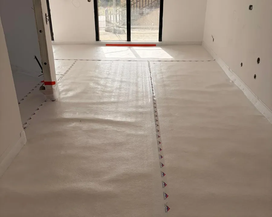 Sous-couche au sol vers le balcon — chantier à Auron