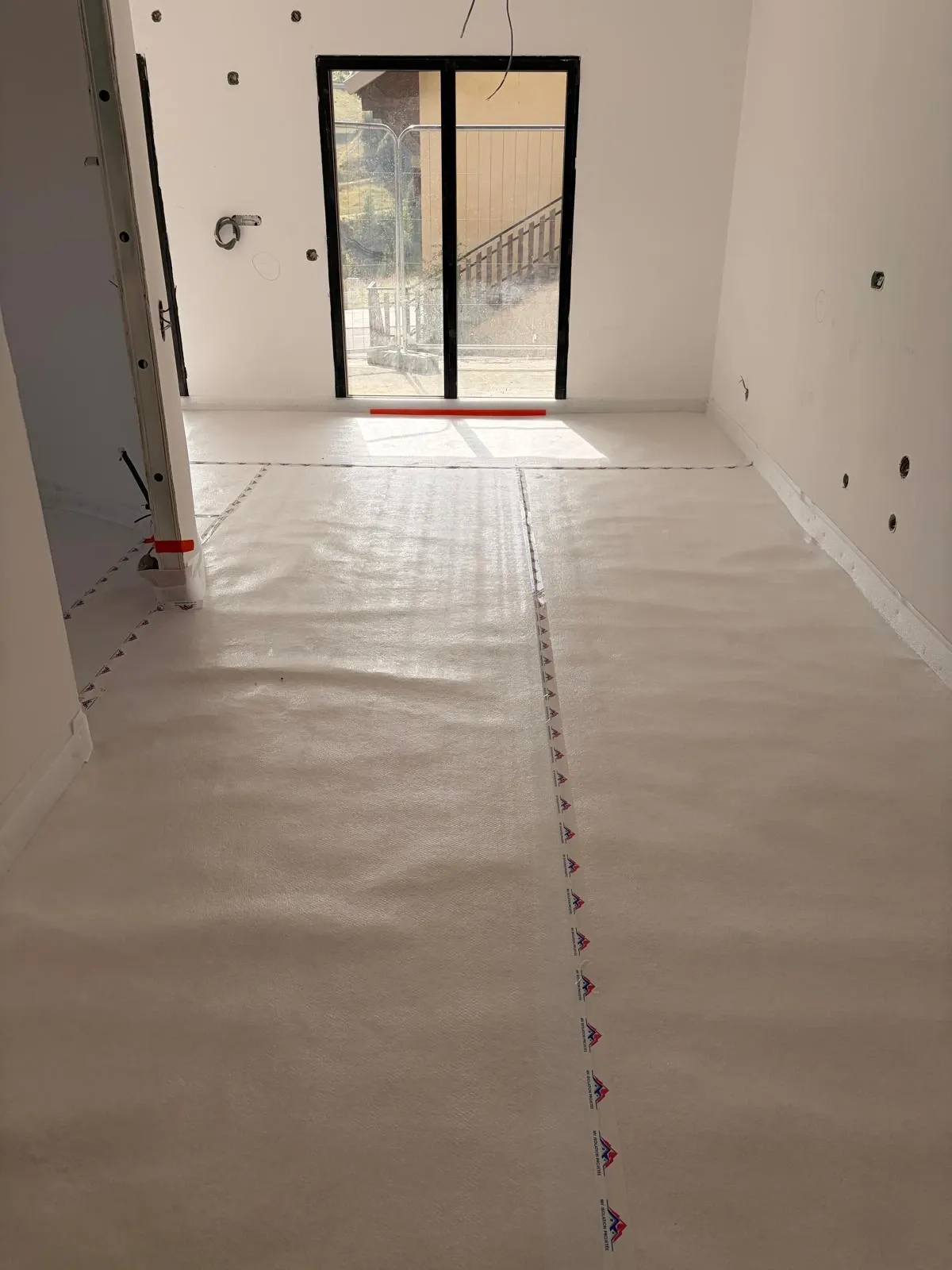 Sous-couche acoustique au sol d’un appartement du chantier Auron