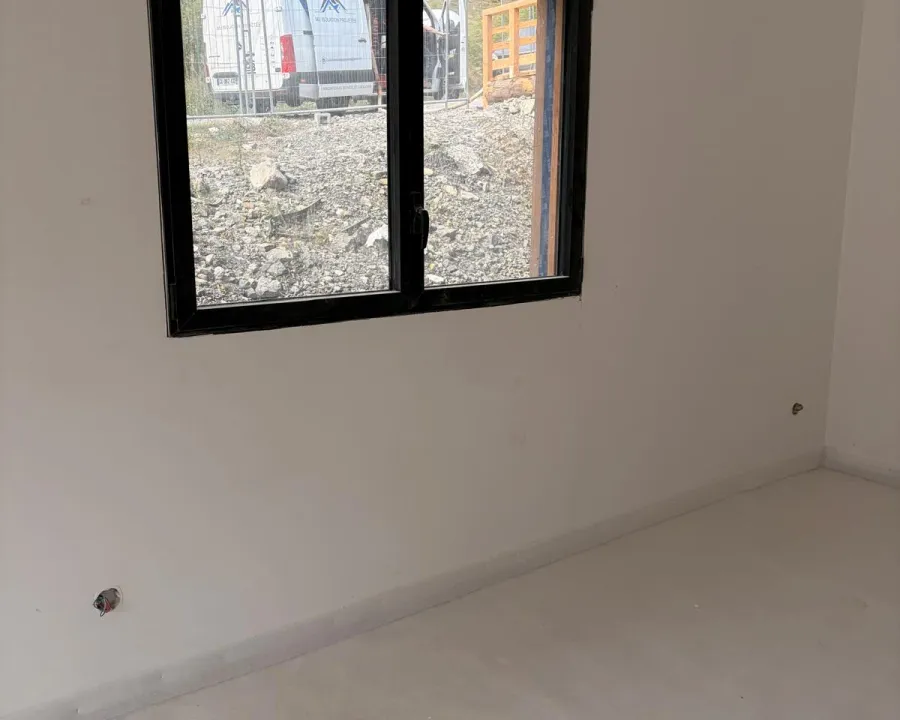 Sous-couche au sol près d’une fenêtre — chantier à Auron