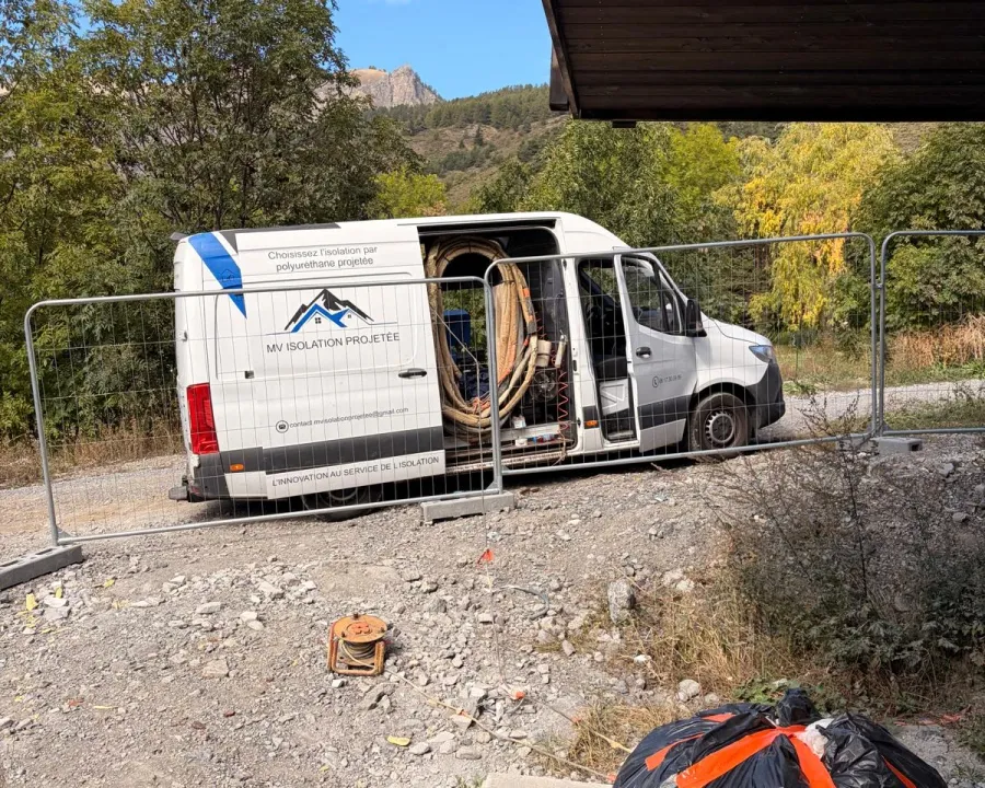 Véhicule MV Isolation et matériel sur le chantier — chantier à Auron