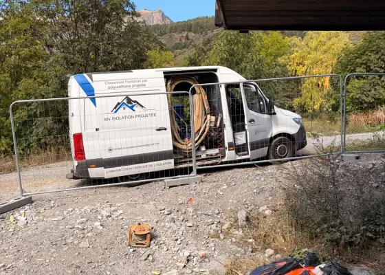 Véhicule MV Isolation et matériel de projection sur le terrain