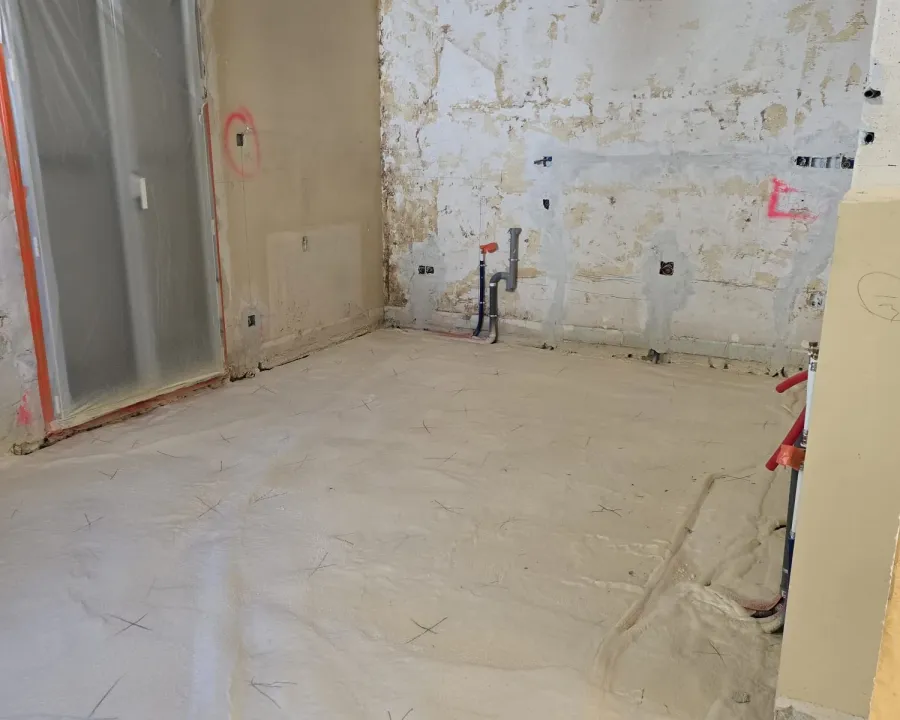 Sol isolé dans une pièce avec conduits apparents — Colomars