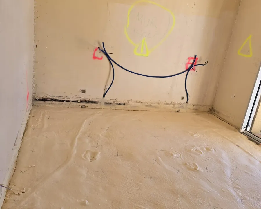 Sol isolé près d’un mur avec câbles apparents — Colomars