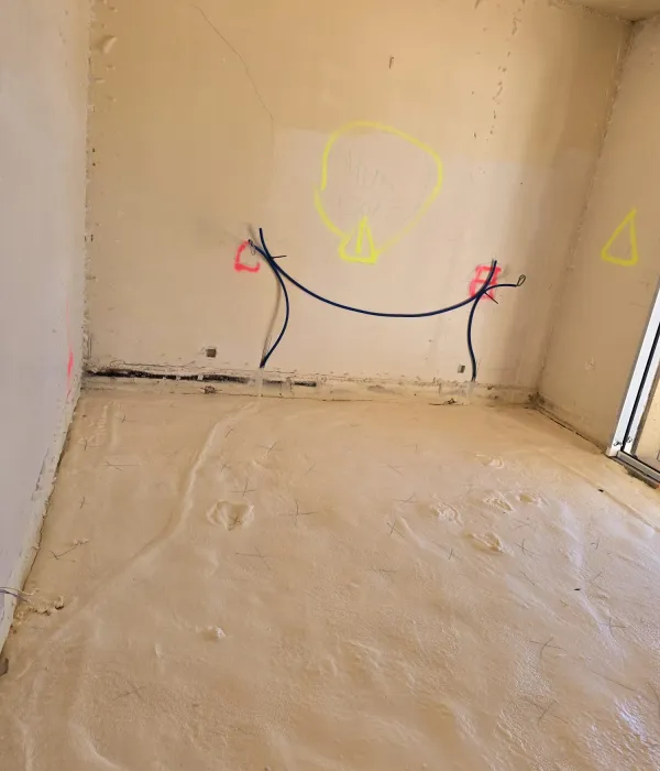 Sol isolé près d’un mur avec câbles apparents — Colomars