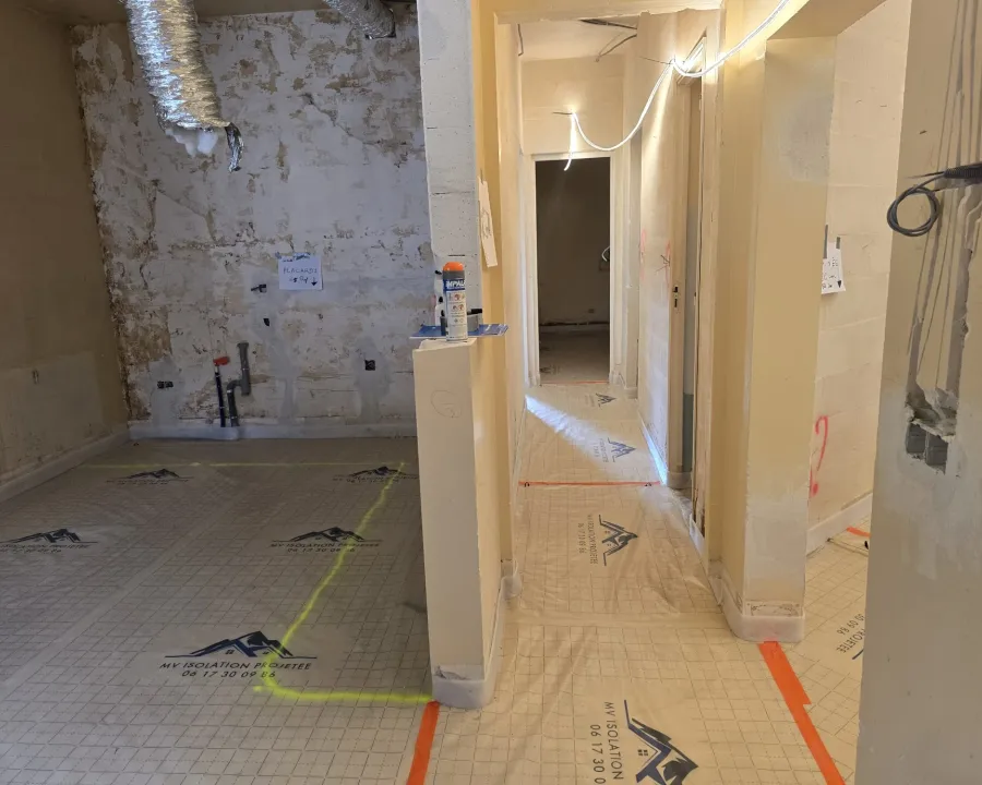 Vue de plusieurs espaces en travaux avec film au sol