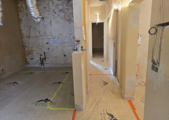 Vue de plusieurs espaces en travaux avec film au sol