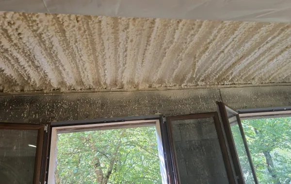 Plafond isolé au-dessus d’une fenêtre