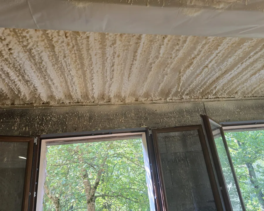 Plafond isolé au-dessus d’une fenêtre