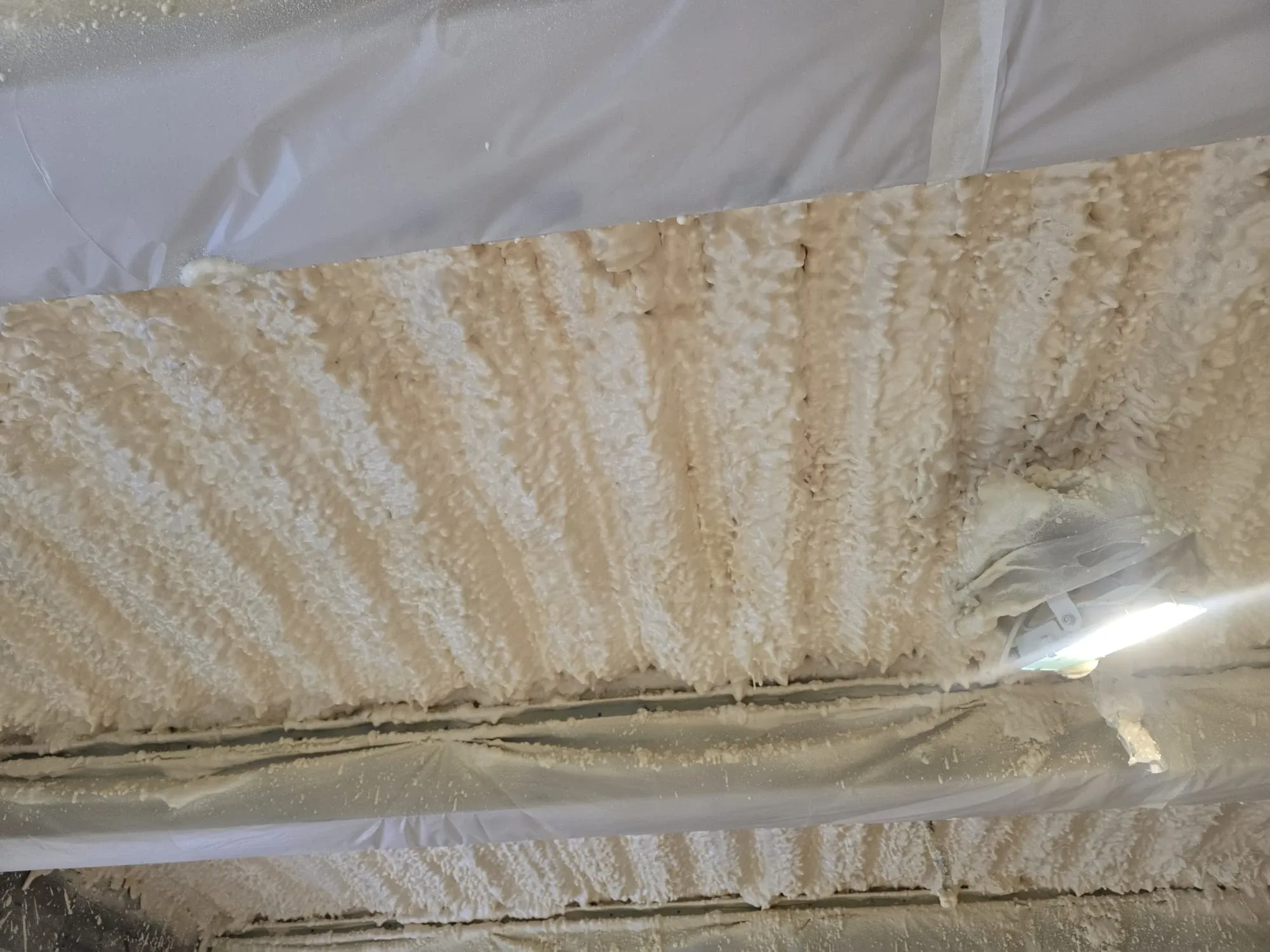 Application de mousse au plafond sur le chantier MV Isolation des hauteurs de Menton