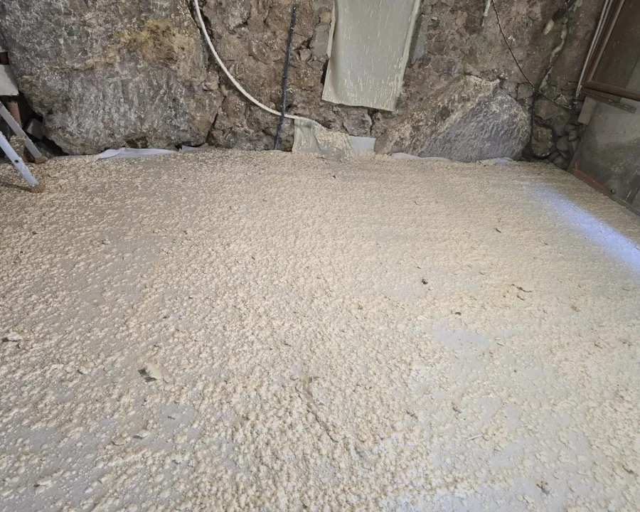 Sol et matériel dans la pièce en travaux — hauteurs de Menton