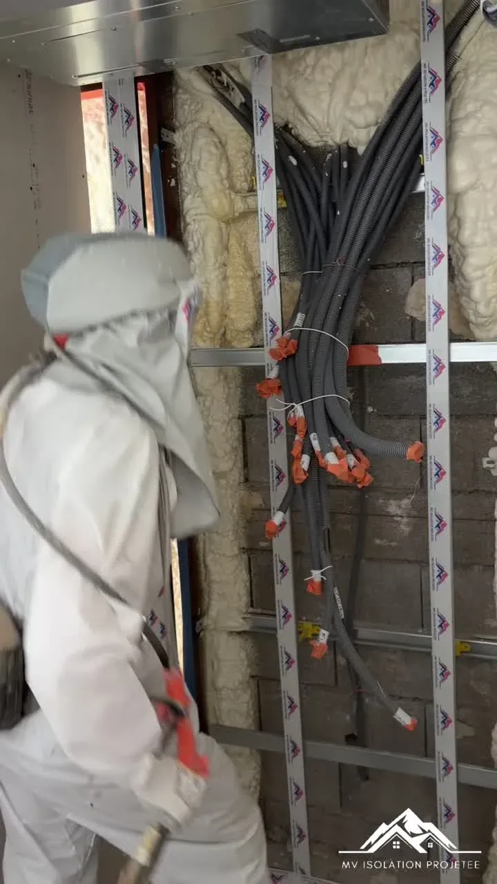 Application de mousse sur une paroi par MV Isolation, extrait de la vidéo